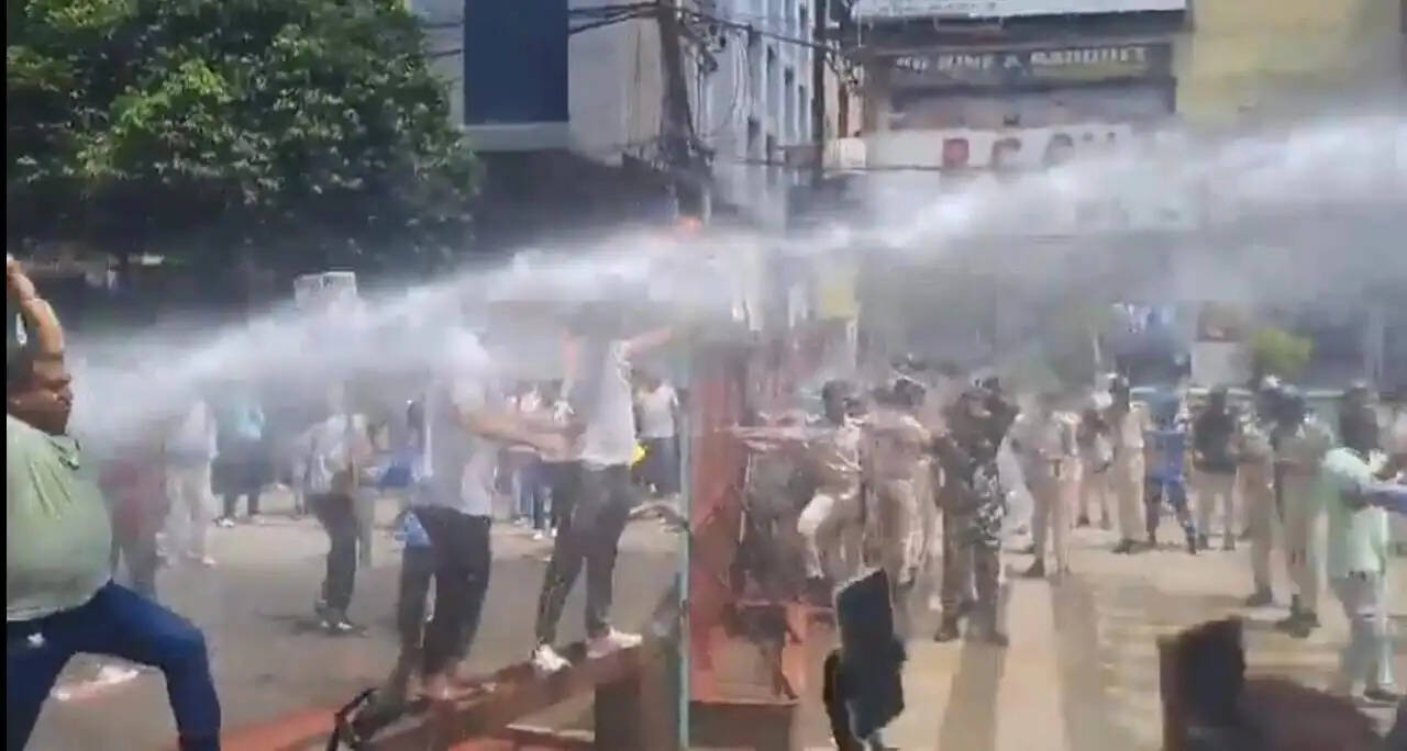 सरकारी भर्तियों की मांग को लेकर पटना में छात्रों का उग्र प्रदर्शन, बैरिकेडिंग तोड़ी, वाटर कैनन से रोका मार्च