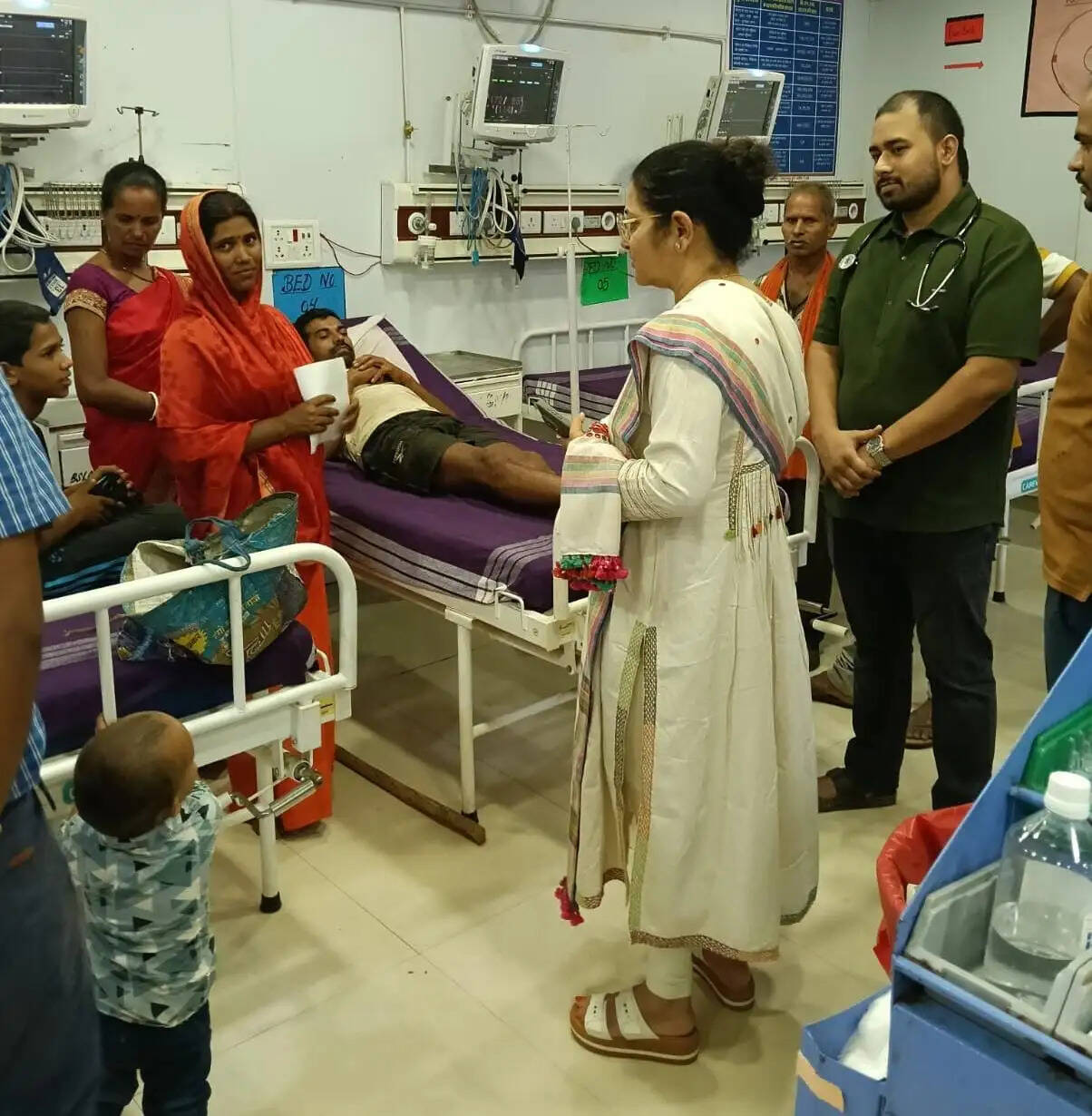 बलरामपुर : एनएच-343 पर डंपर हादसे के बाद प्रशासन सक्रिय, अस्पताल और घटनास्थल पहुंचीं कलेक्टर