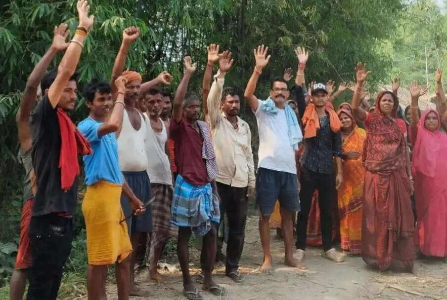 सड़क और बिजली संकट पर ग्रामीणों का फूटा आक्रोश