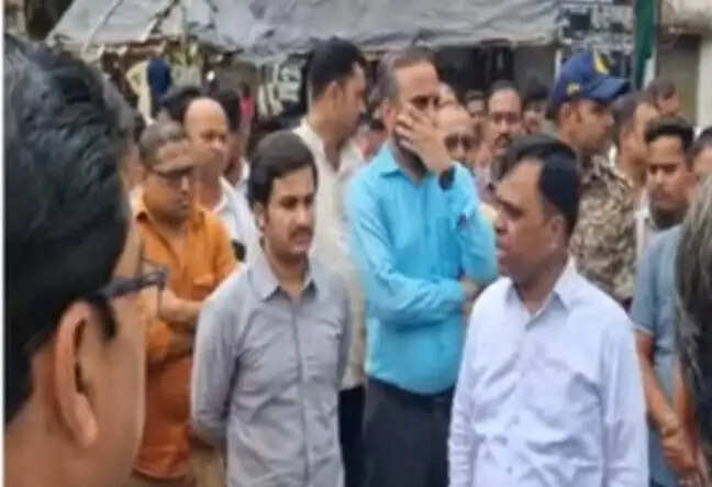 रीवाः कलेक्टर पहुंचे आरटीओ कार्यालय, सभी बेंडर की लगाई क्लास अतिक्रमण हटाने दिए निर्देश
