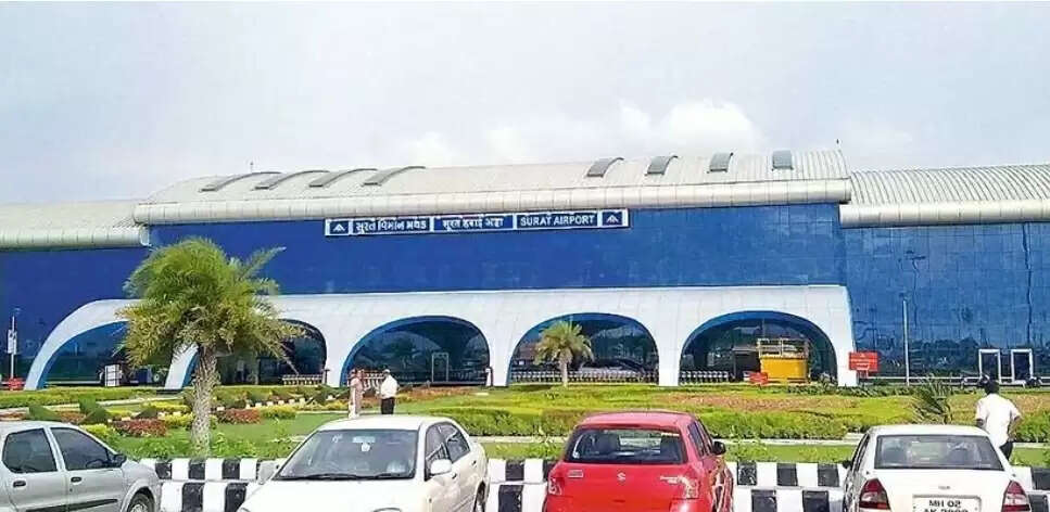 सूरत एयरपोर्ट पर यात्री बेहाल, 5 से 6 घंटे तक री-शेड्यूल