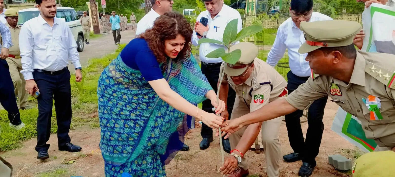 स्वतंत्रता दिवस पर जिलाधिकारी ने ध्वजारोहण कर अनाथालय के बच्चों में वितरित किए फल और उपहार