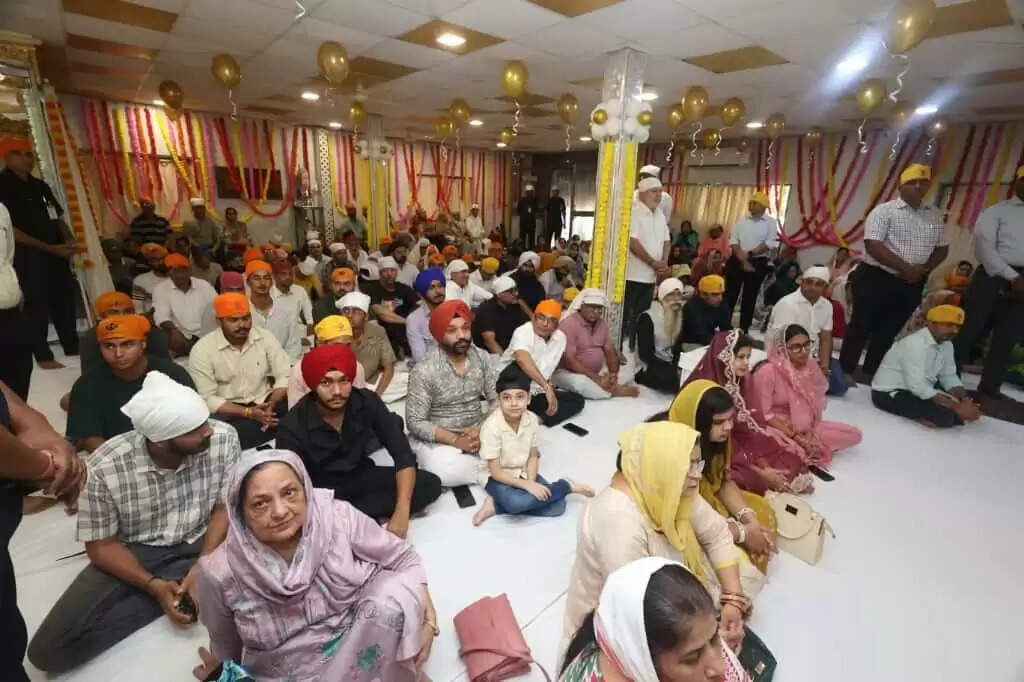 गुरु नानक जयंती पर मुख्यमंत्री पटेल ने गुरुद्वारे में मत्था टेका