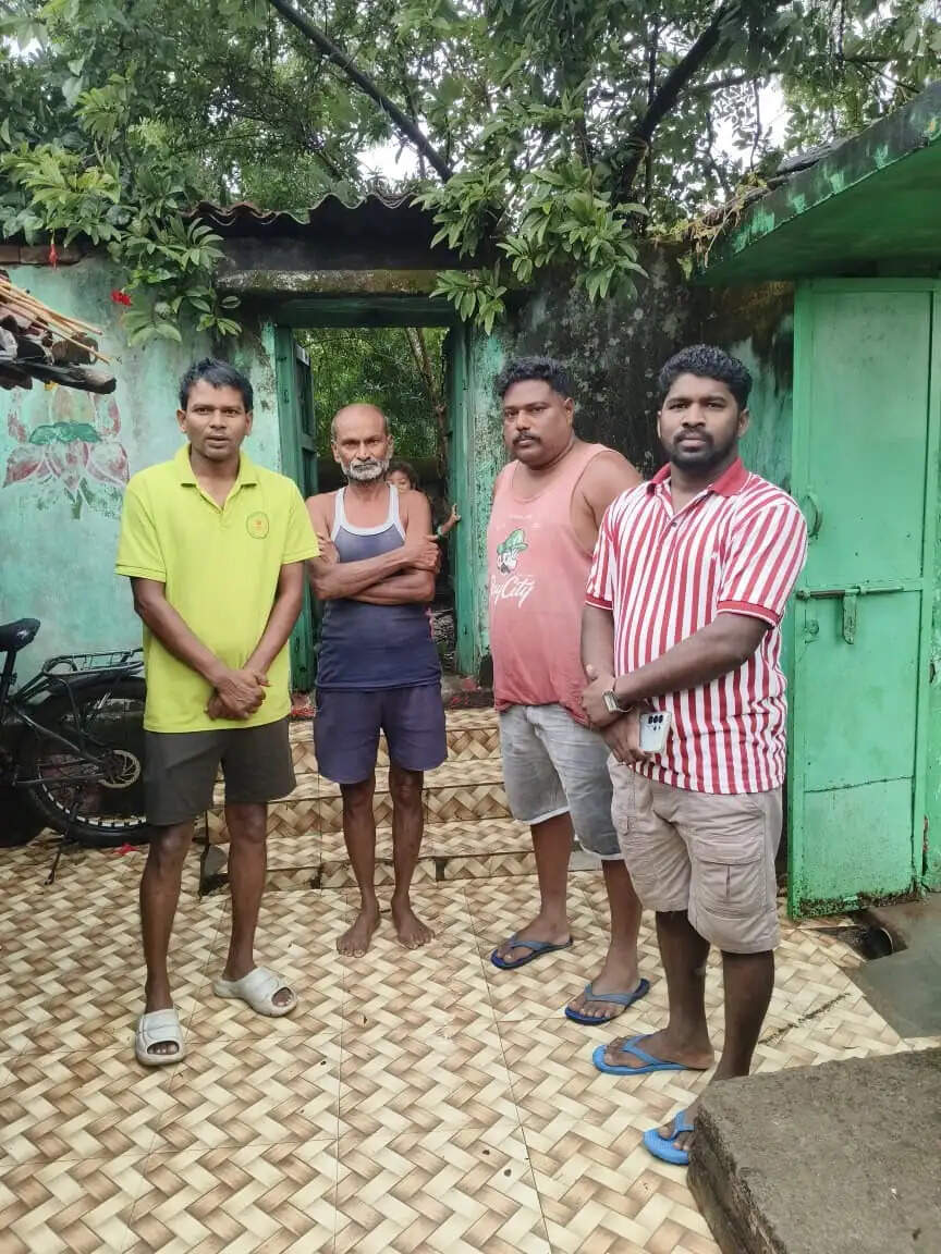 नाव पलटने के बाद गंगरेल के टापू पर फंसा था मछुआरा, सुरक्षित निकाला गया