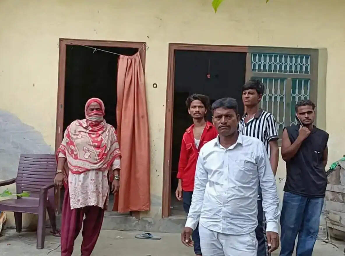 बंद घर को निशाना बना चोरों ने पांच लाख से अधिक के जेवरात व सामान उड़ाए