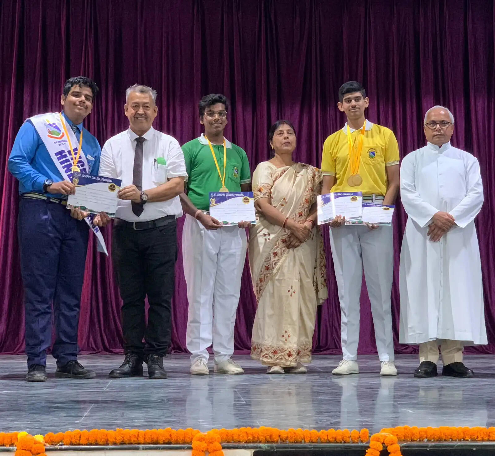 विद्यार्थियों को अंग्रेजी के साथ हिन्दी में भी दक्षता हासिल करनी चाहिए : प्रो. सरोज सिंह