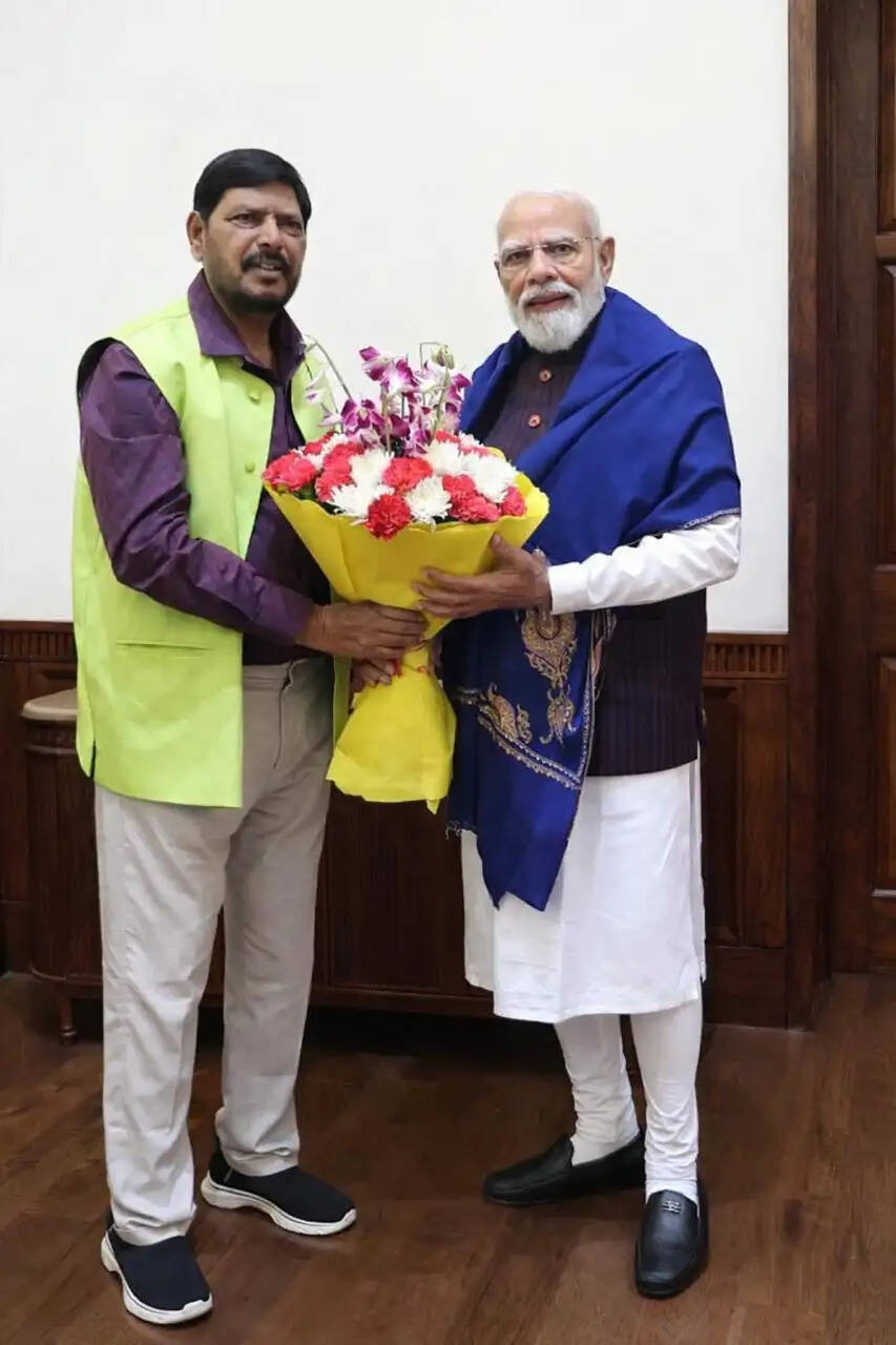 प्रधानमंत्री मोदी से मिले आठवले