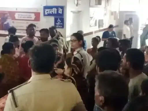 कटनी जिला अस्पताल में इलाज के दौरान 14 वर्षीय किशोरी की मौत, परिजनों ने उपचार में लापरवाही का लगाया आरोप