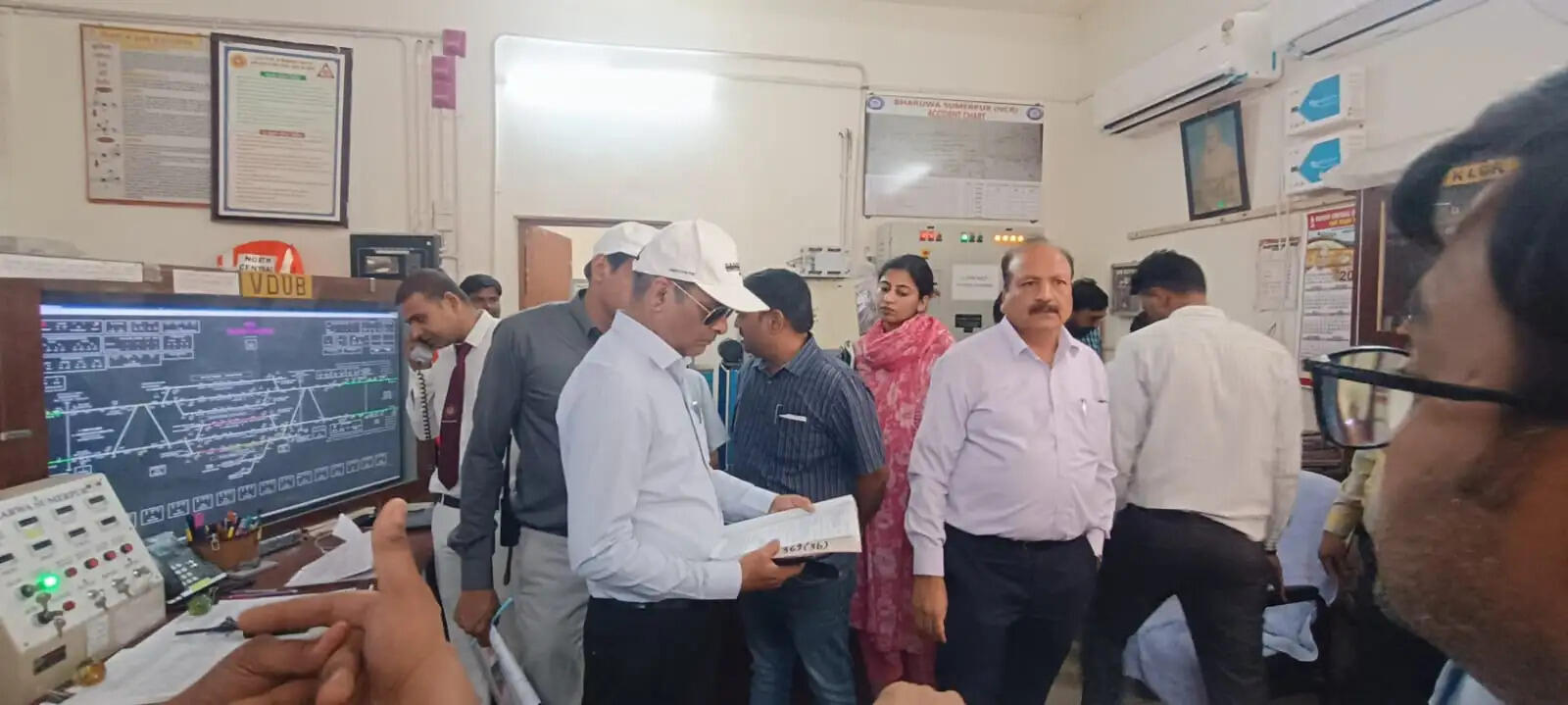 स्टेशन उप प्रबंधक सहित चार रेल कर्मियों को नोटिस