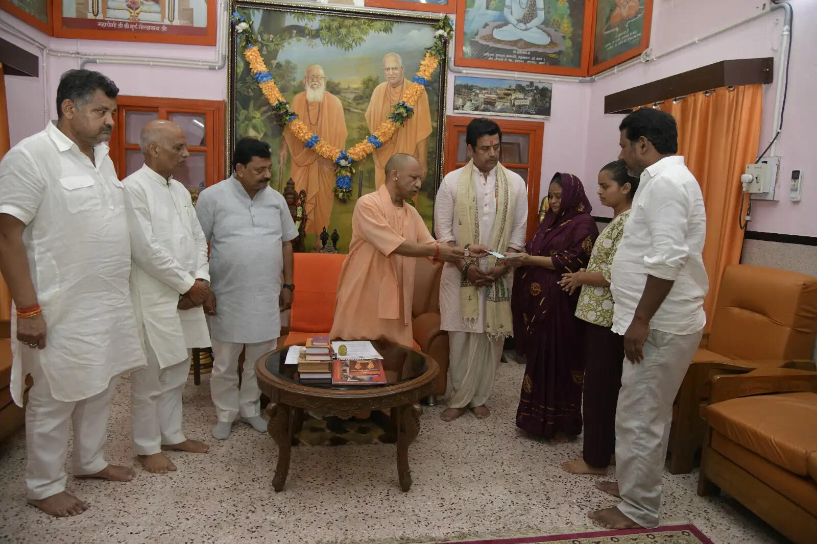 सीएम योगी ने दो परिवारों को दी आर्थिक सहायता
