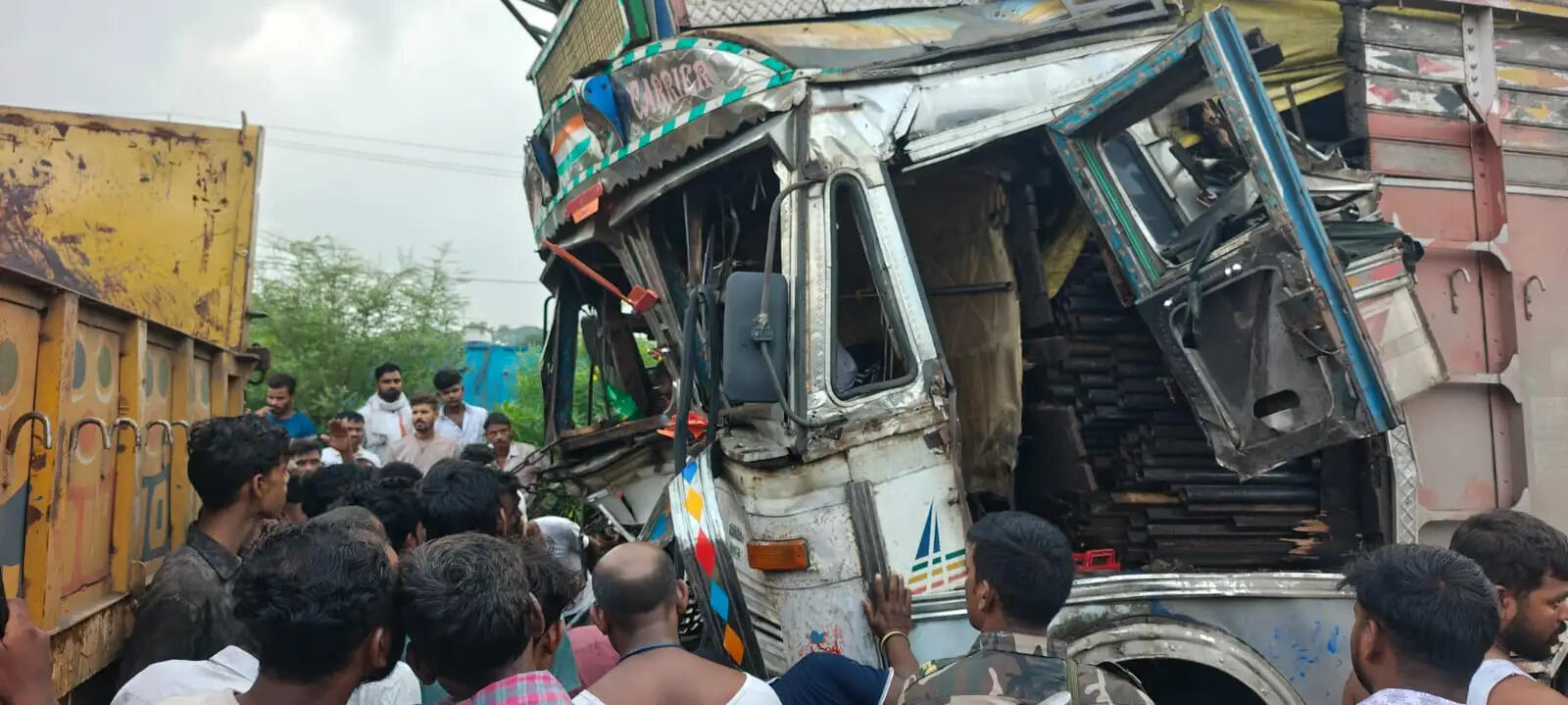 दो ट्रकों की भिड़ंत, चार घंटे तक केबिन में फंसा रहा चालक