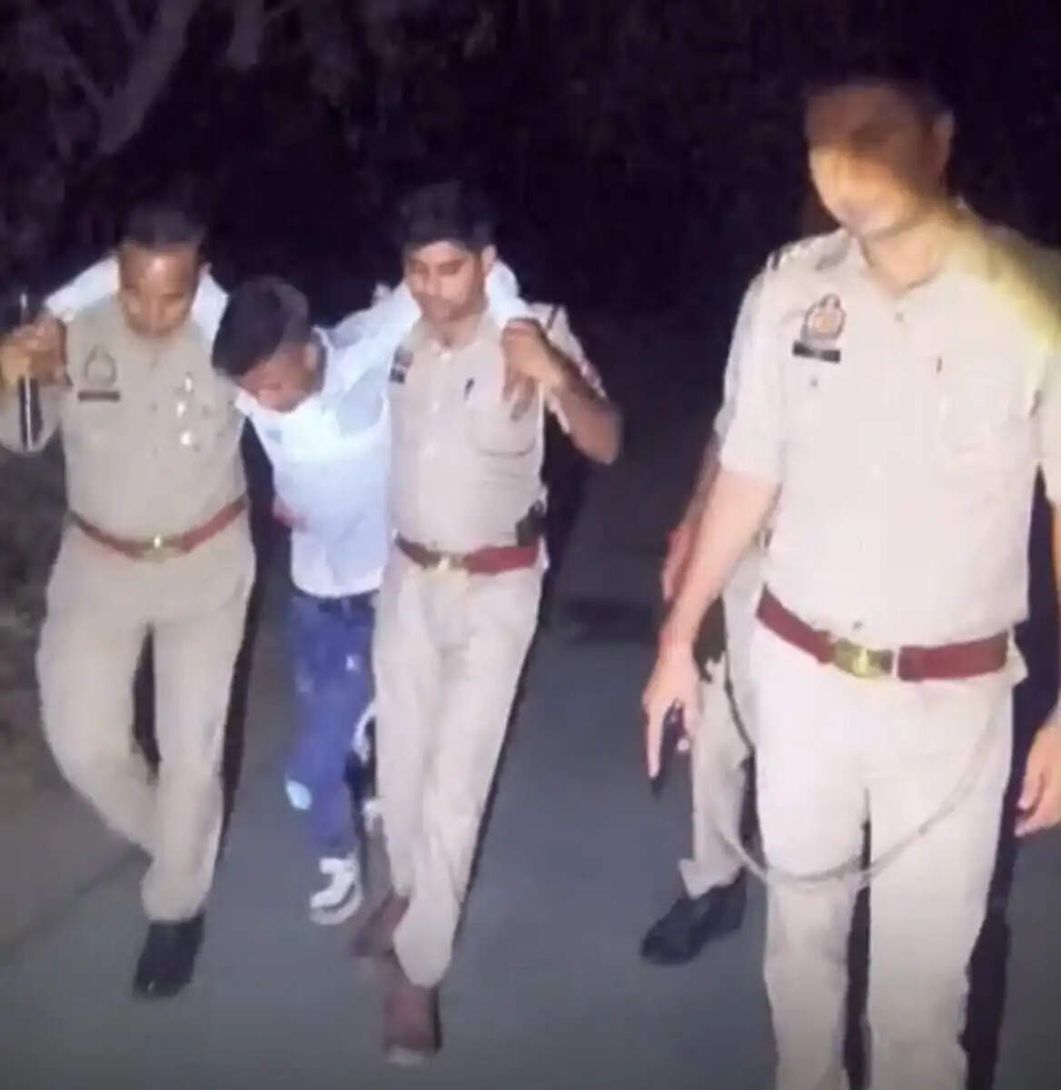 बरेली के जंगल में गौकशी की तैयारी, पुलिस मुठभेड़ में तस्कर इकराम गिरफ्तार