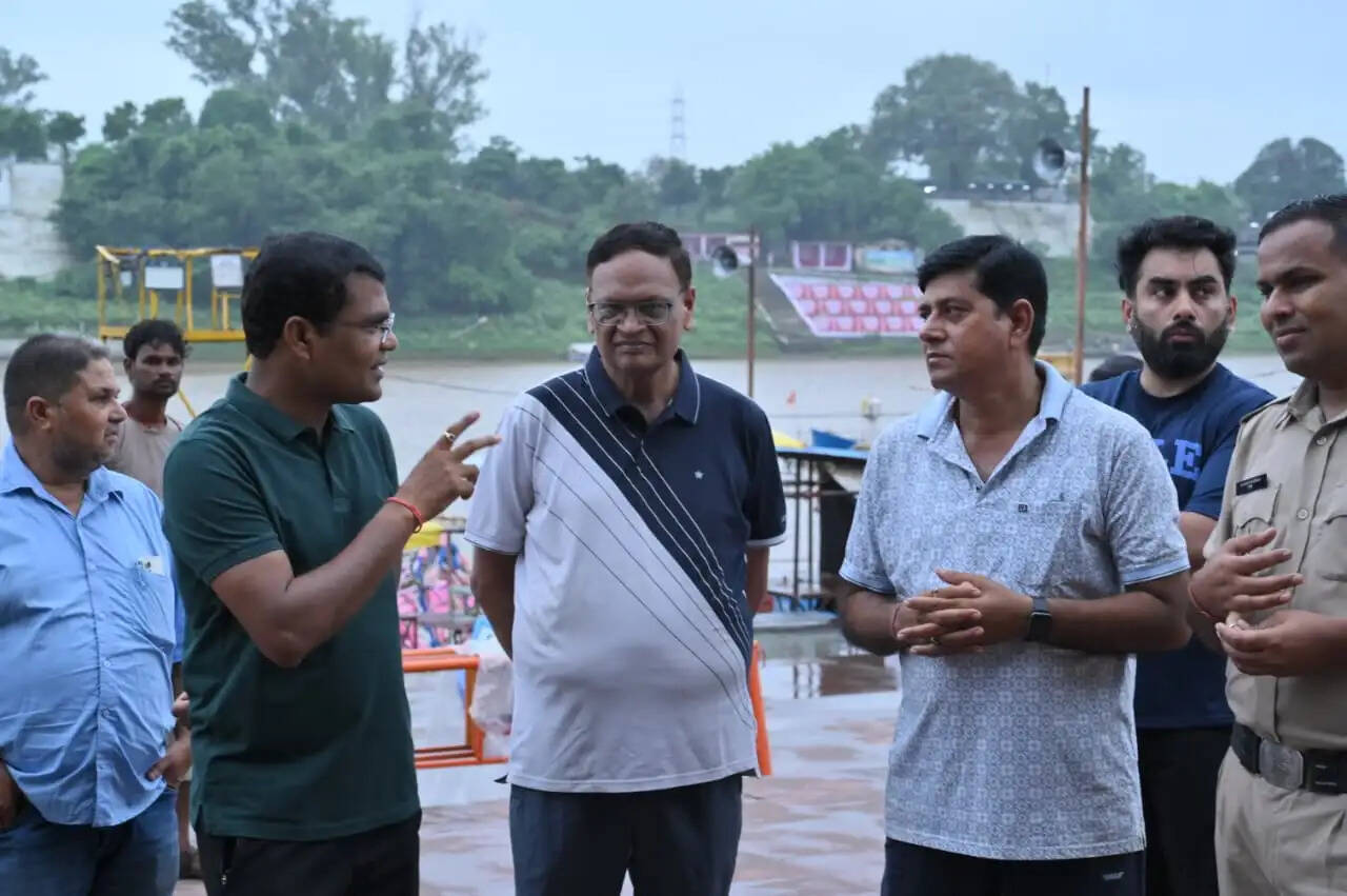 जबलपुर : निगमायुक्त ने व्यापारियों और सफाई संरक्षकों से किया संवाद, लिया फीडबैक