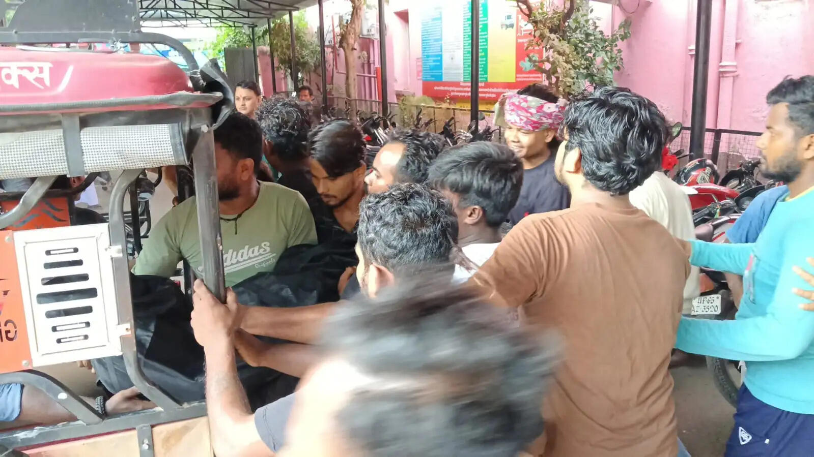 पिशाचमोचन कुंड में नहाते समय युवक डूबा, परिजन ई-रिक्शा से शव लेकर भागे