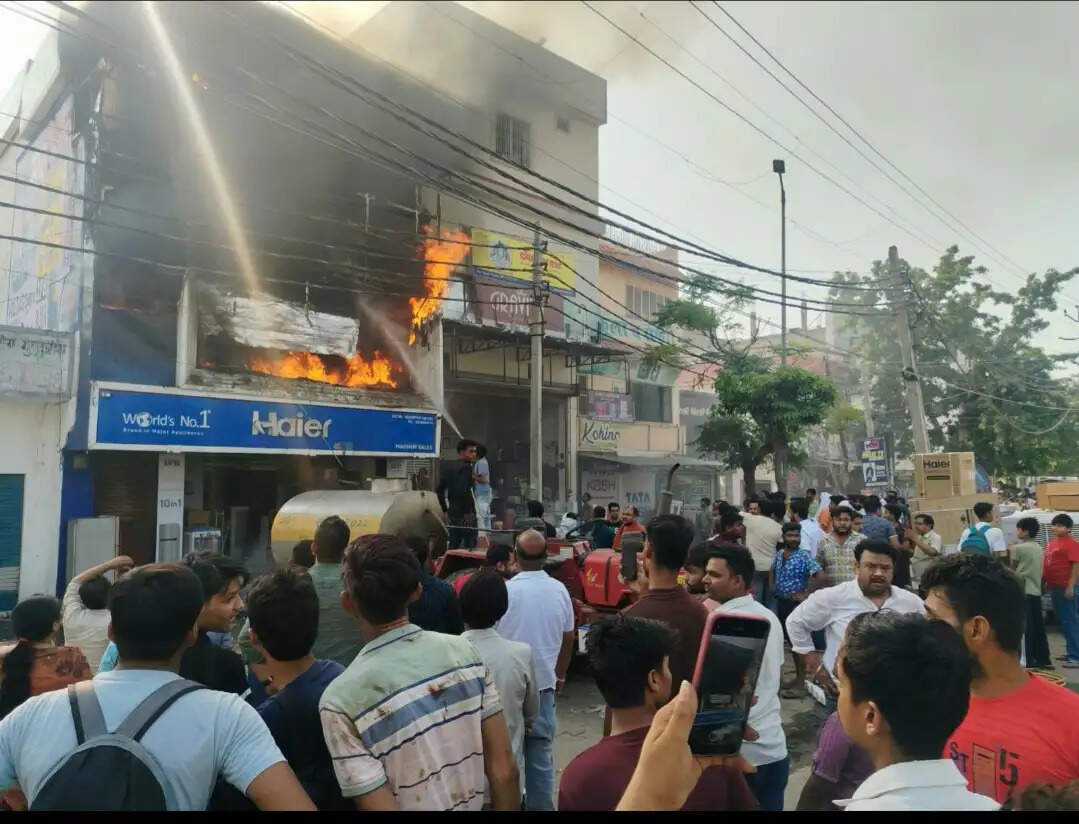 बुलंदशहर गुलावठी में इलेक्ट्रॉनिक्स शोरूम में भीषण आग, कई लाख का नुकसान