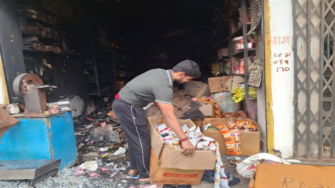 बलरामपुर : रामानुजगंज के वार्ड क्रमांक 11 में किराना दुकान में लगी भीषण आग, स्थानीय लोगों की तत्परता से टला बड़ा हादसा