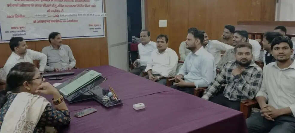 हाथरस न्यायालय में डिजिटल व्यवस्था को बढ़ावा, कर्मचारियों को दिया गया तकनीकी प्रशिक्षण
