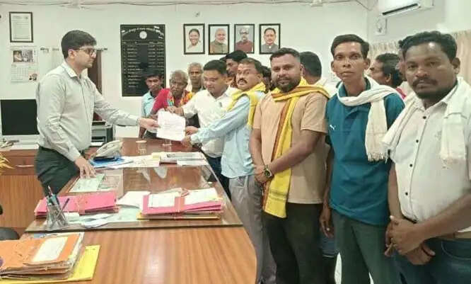 छात्राओं के गर्भवती मामले में सर्व आदिवासी समाज ने अपनी जांच रिपोर्ट कलेक्टर को सौंपा