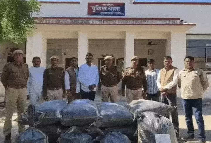 बाड़मेर में बिना नंबर इनोवा से 3 क्विंटल से अधिक डोडा-चूरा बरामद, तस्कर फरार