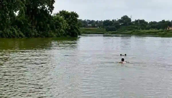 विदिशाः बेतवा के उफनते पानी में कूदी 11वीं की छात्रा, 30 फीट ऊंचे पुल से छलांग लगाकर सेल्समैन ने बचाई जान