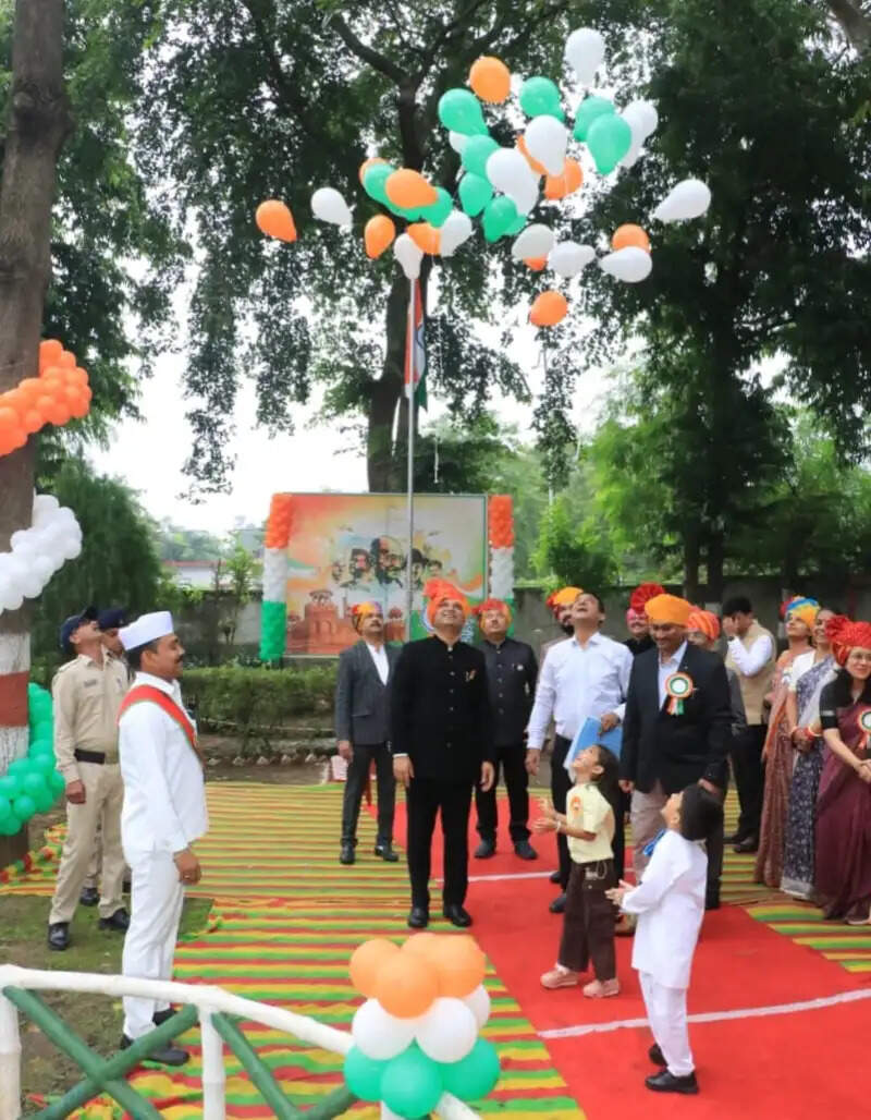 झाबुआ: स्वाधीनता दिवस पर कलेक्टर कार्यालय में फहराया गया राष्ट्रीय ध्वज