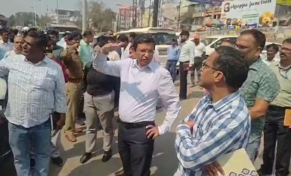 होली खत्म होते ही स्टेशन पर यात्रियों की उमड़ी भीड़