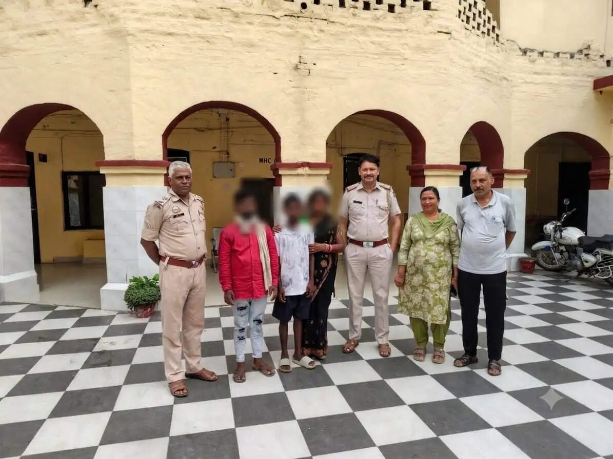बिहार से इंदौरा पंहुचा नाबालिग बालक, पुलिस ने परिजनों के सुपुर्द किया