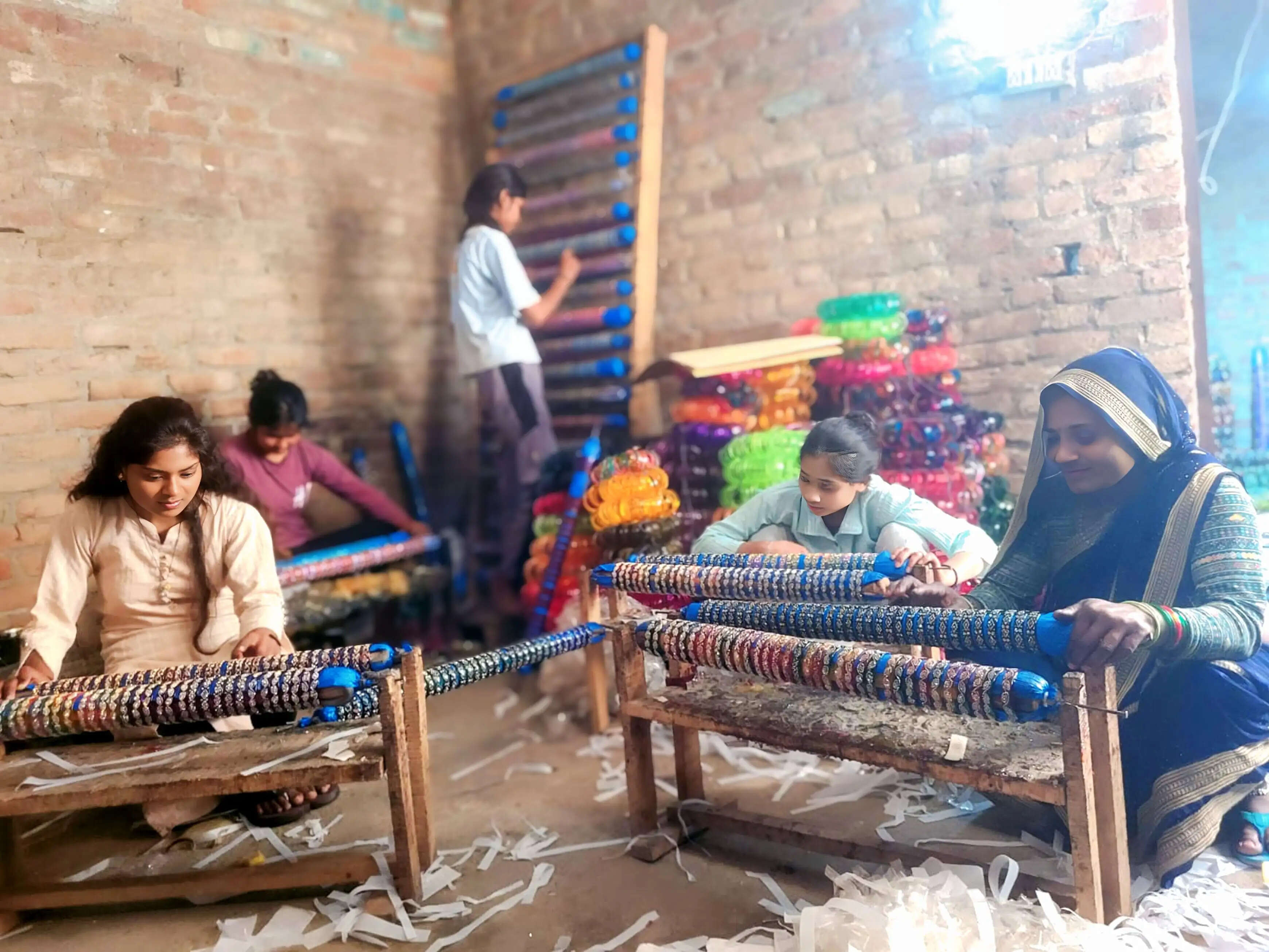 सरकारी योजना से गायत्री ने पढ़ाई के साथ शुरू किया व्यवसाय, बनी रोजगार देने वाली दीदी