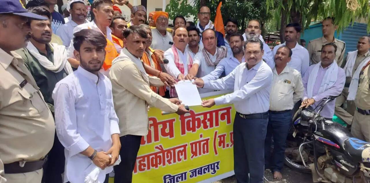 45 डिग्री तापमान में फूटा किसानों का गुस्सा, अव्यवस्थाओं को लेकर जमकर हंगामा