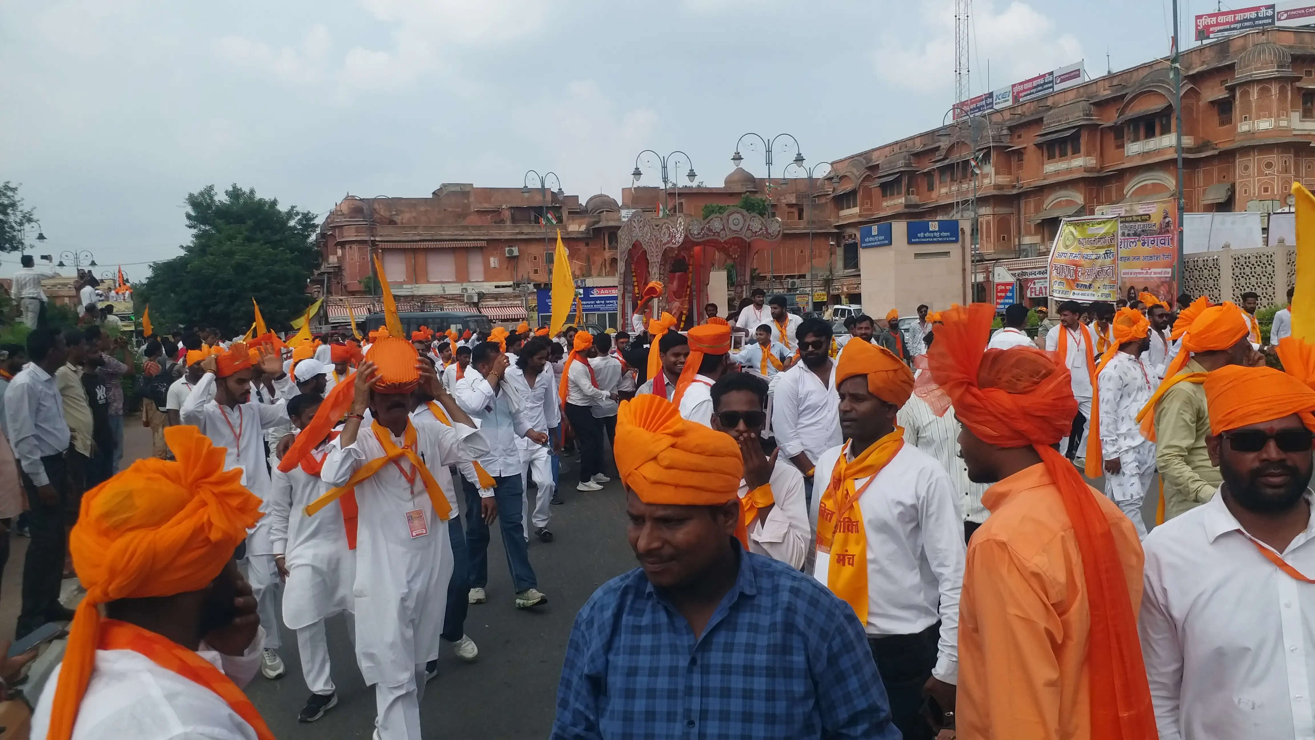 ‘पलायन नहीं करेंगे’ के संदेश के साथ परकोटे में निकली भगवा रैली