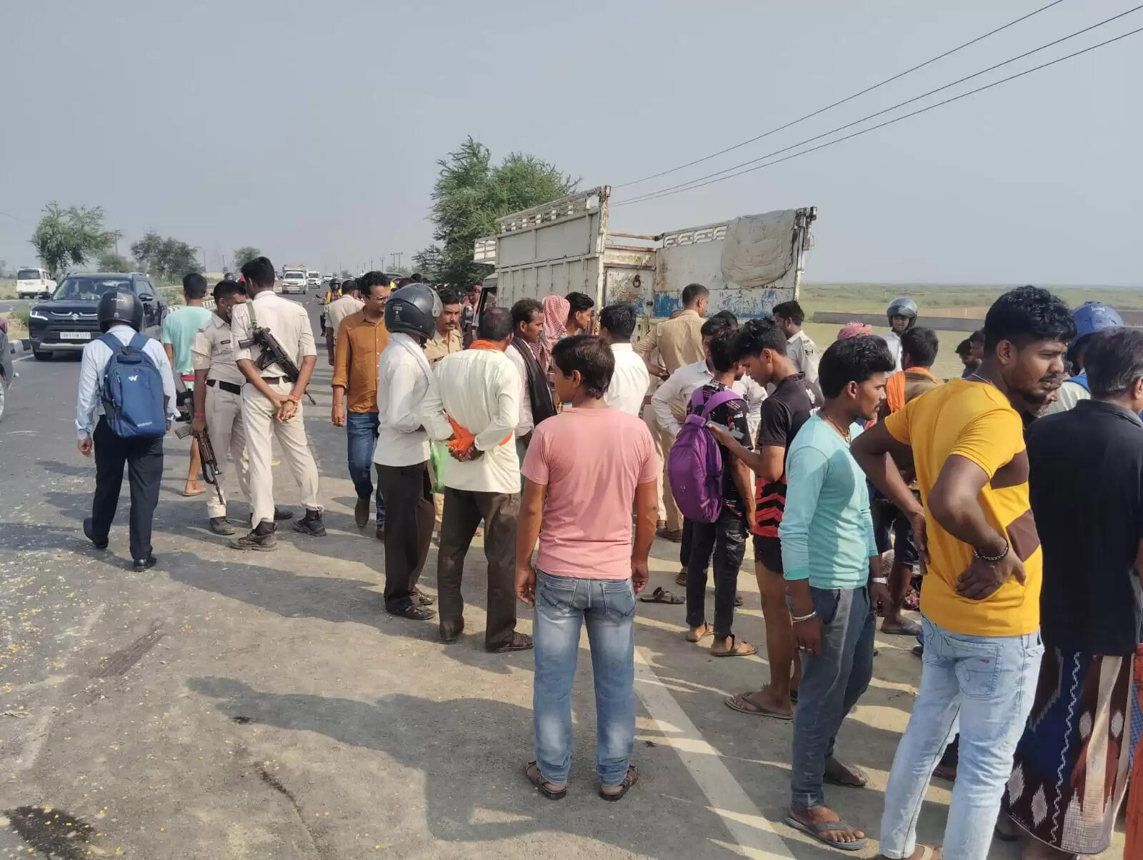 बिहार के सारण में वाहन पलटा, महिला समेत पांच की मौत