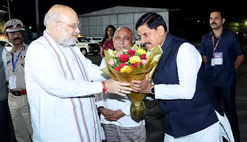 केन्द्रीय मंत्री अमित शाह नई दिल्ली रवाना, मुख्यमंत्री डॉ. यादव ने दी भावभीनी विदाई