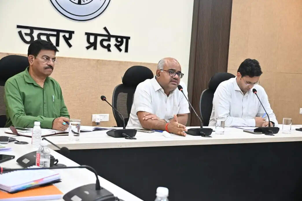 ग्राम सचिवालयों में मिलेगी आधार अपडेट की सुविधा, 50 पंचायत सहायकों को दिया गया प्रशिक्षण : जिलाधिकारी