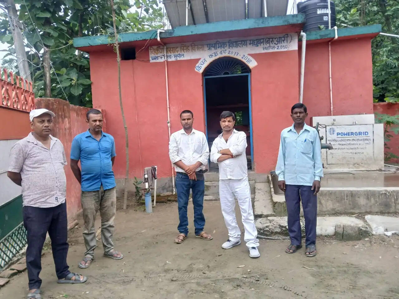 100 से अधिक बच्चों की पढ़ाई दो शिक्षकों के भरोसे, डीएम को सौंपा गया मांग पत्र
