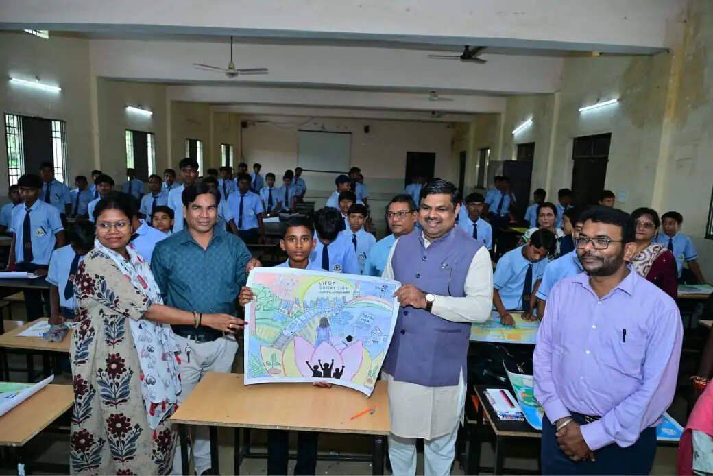 बच्चों ने रंगों में उकेरी विकसित भारत की तस्वीर, शिक्षा मंत्री गजेन्द्र ने बढ़ाया उत्साह