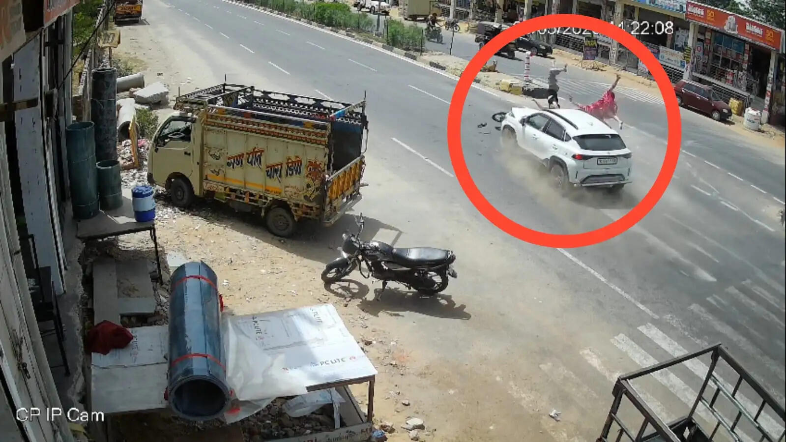 बेकाबू कार ने बाइक सवार पति-पत्नी को मारी टक्कर