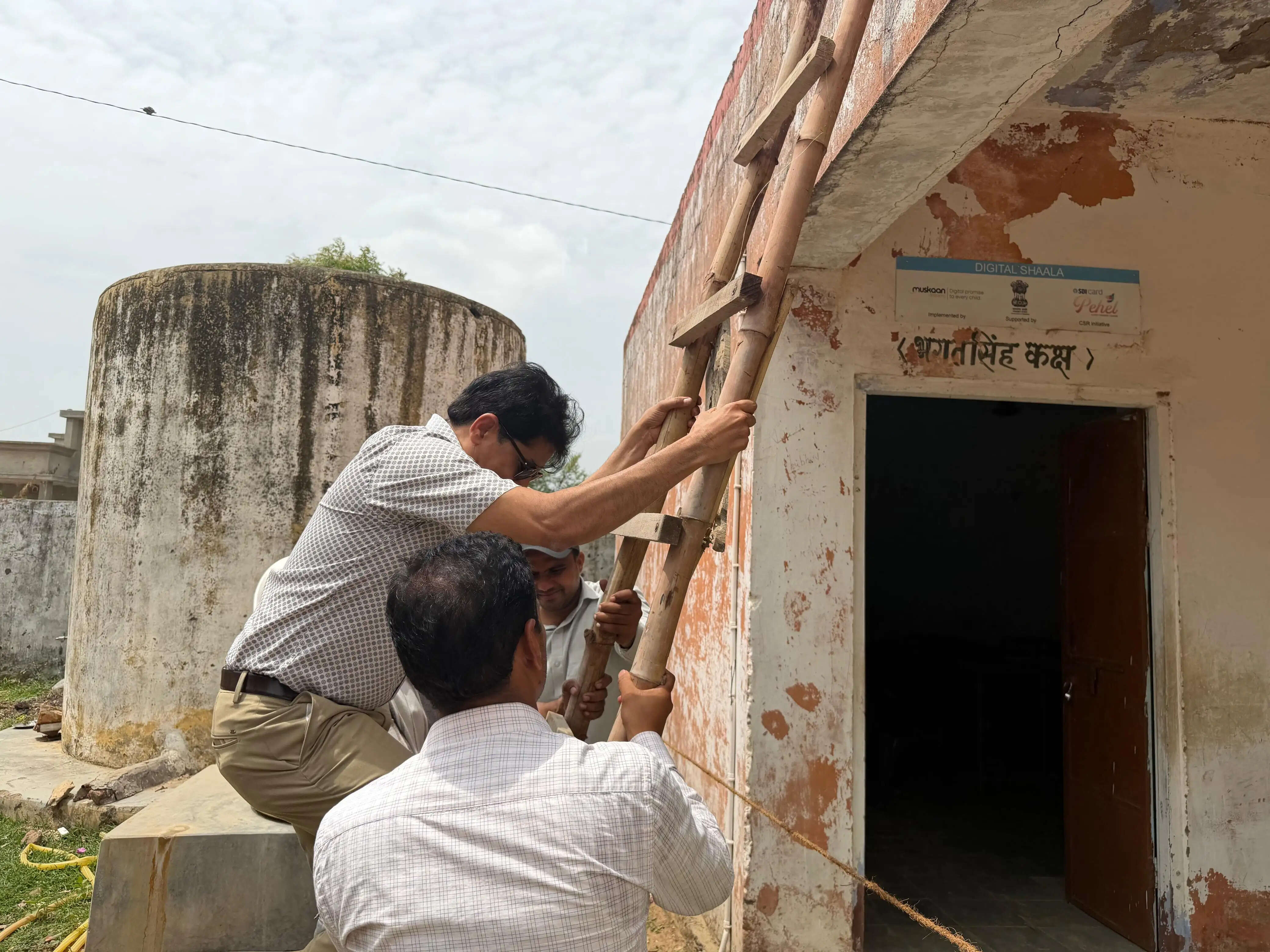 शैक्षणिक व्यवस्थाओं का जायजा लेने राजकीय विद्यालयों के औचक निरीक्षण पर निकले अतिरिक्त मुख्य सचिव राजेश यादव