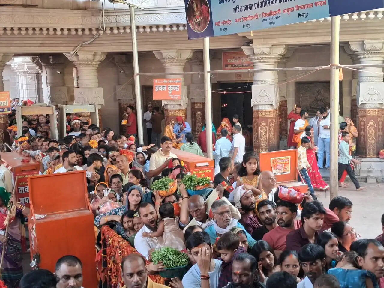 शरद पूर्णिमा पर मां विंध्यवासिनी के दरबार में उमड़े लाखाें श्रद्धालु