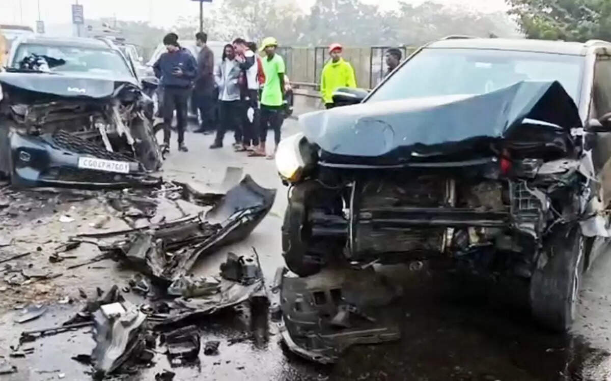 रायपुर&nbsp;के&nbsp;माेवा&nbsp;में&nbsp;&nbsp;दाे&nbsp;कार&nbsp;के&nbsp;बीच&nbsp;टक्कर,&nbsp;तीन&nbsp;गंभीर