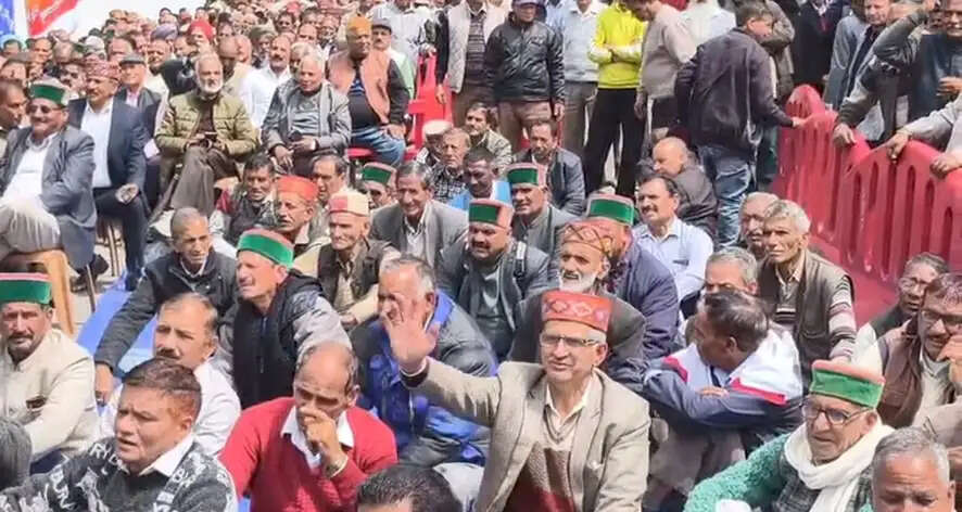 शिमला में पेंशनरों का प्रदर्शन, लंबित भुगतान नहीं हुआ तो करेंगे आंदोलन