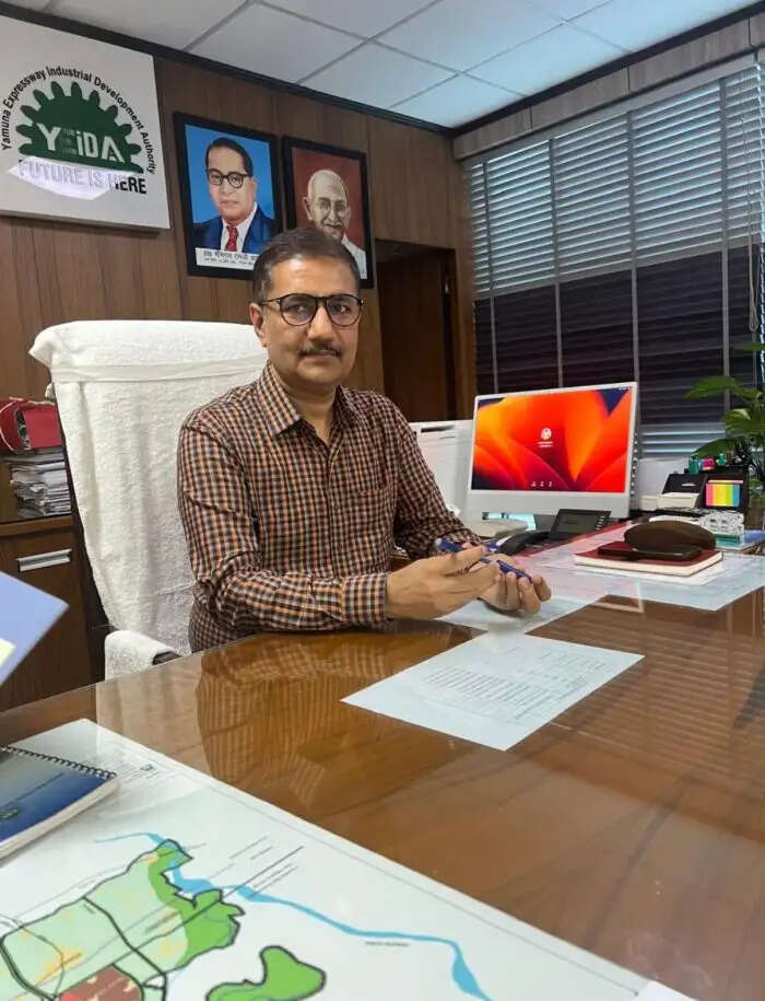 नोएडा इंटरनेशनल एयरपोर्ट पर रनवे और एप्रन क्षेत्र में नहीं हुआ था जलभराव : राकेश सिंह