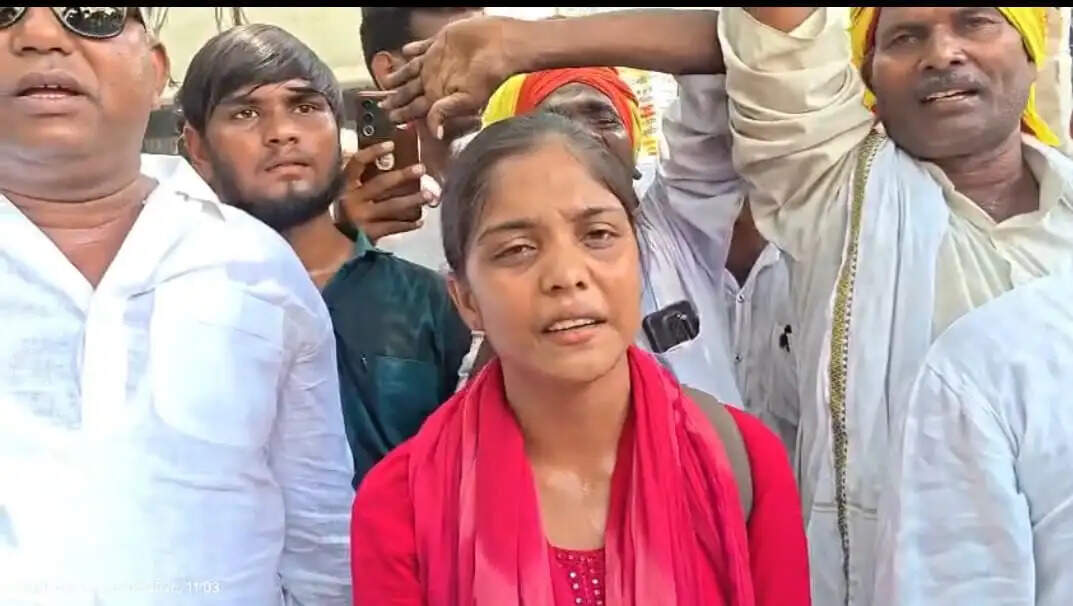 दूल्हा आजाद बिंद हत्याकांड में न्याय की मांग को लेकर कलेक्ट्रेट में बहन का धरना, मांगा न्याय