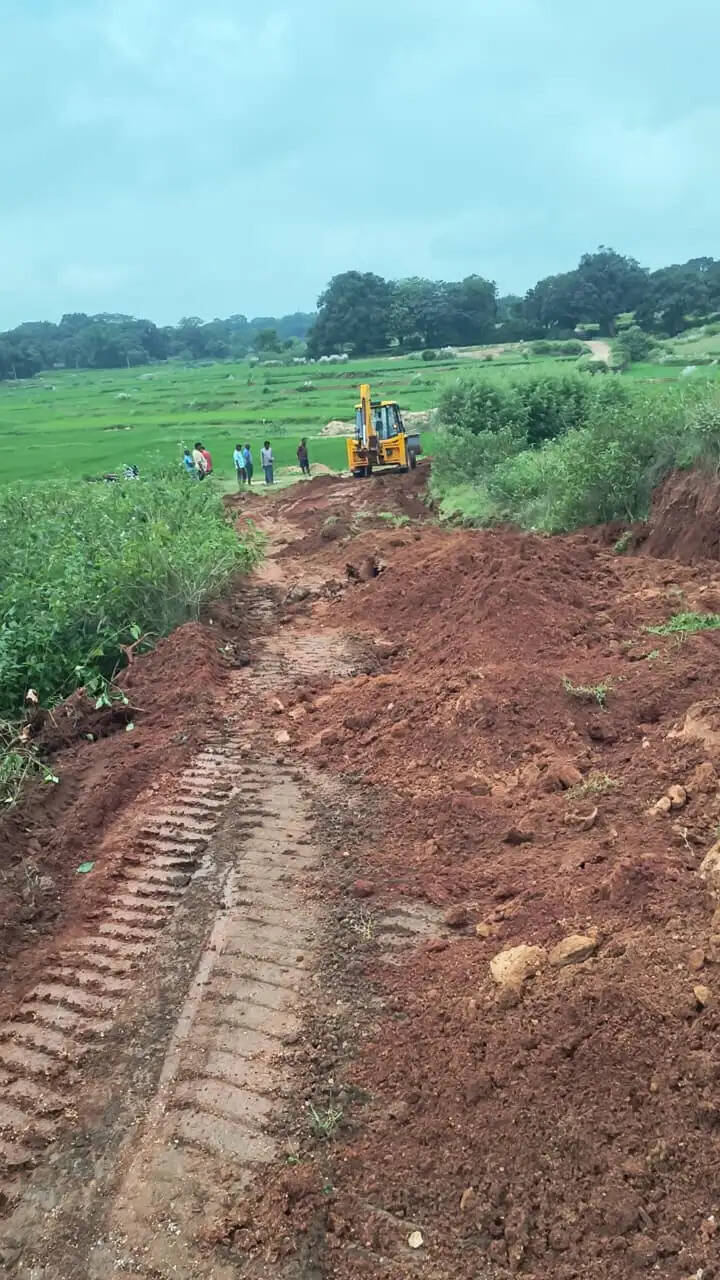 अम्बाटोली और चोरया में ग्रामीणों ने श्रमदान से की सडक मरम्मति