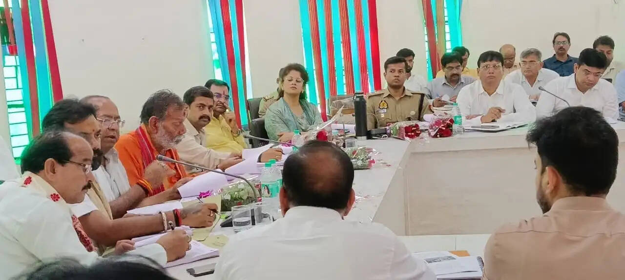 ग्रामीण क्षेत्राें में 48 घंटे के अंदर बदले जाएं खराब ट्रांसफार्मर - प्रभारी मंत्री