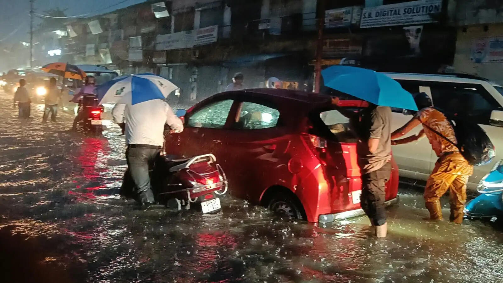 गोरखपुर में मूसलाधार बारिश से जनजीवन अस्त-व्यस्त, जगह-जगह पेड़ गिरे