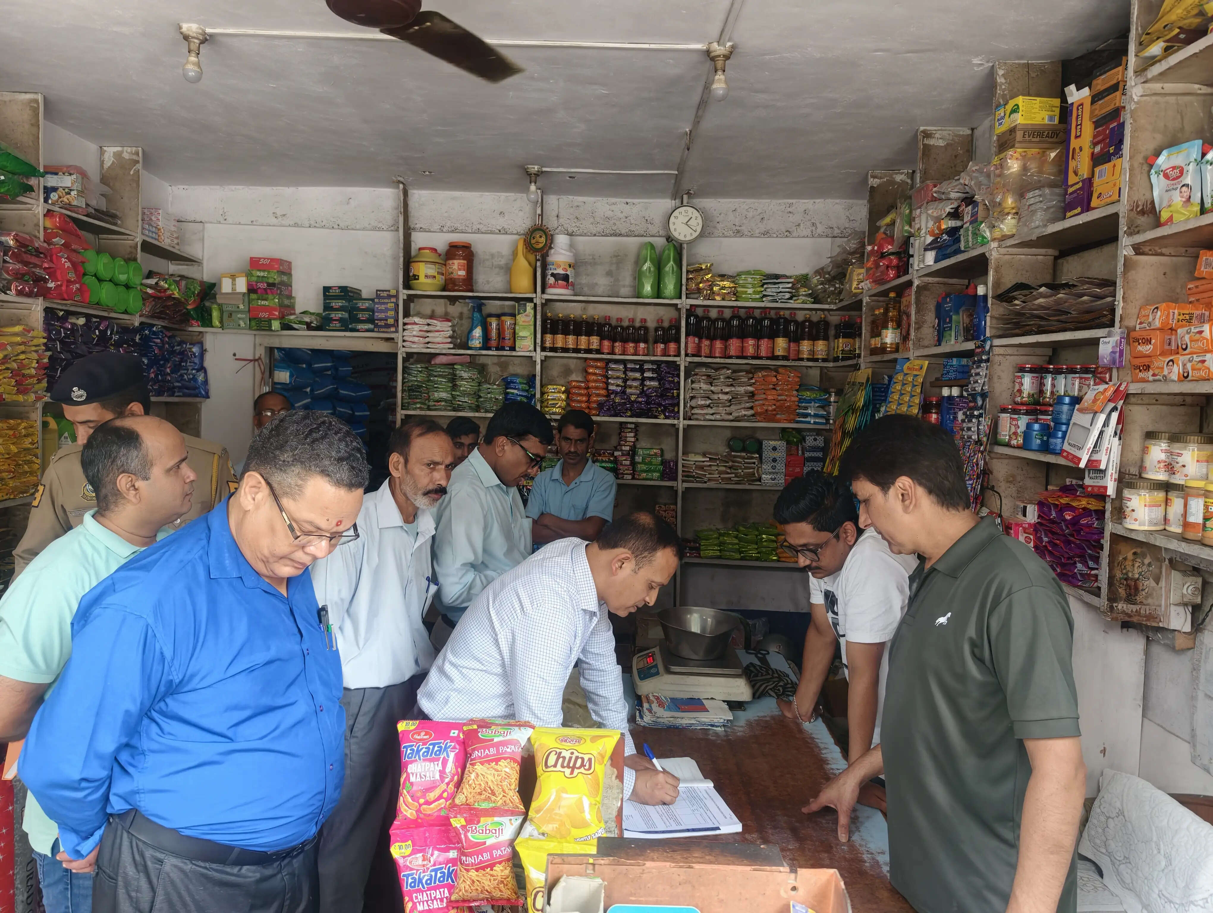 फ्लाइंग स्क्वायड ने की छापेमारी, 23 दुकानदारों, ढाबा मालिकों और होल सेलर्स को लगाया 4600 रुपए जुर्माना