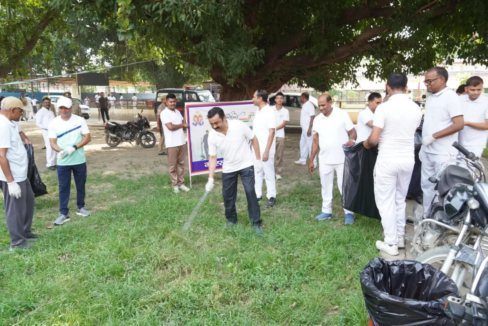 रिजर्व पुलिस लाइन में वृहद स्वच्छता अभियान, वरिष्ठ अधिकारियों ने संभाली कमान