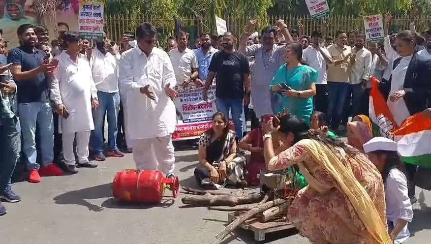 भीलवाड़ा में गैस के दामाें में बढोतरी के खिलाफ कांग्रेस का प्रदर्शन, सड़क पर चूल्हा जलाकर बनाई चाय