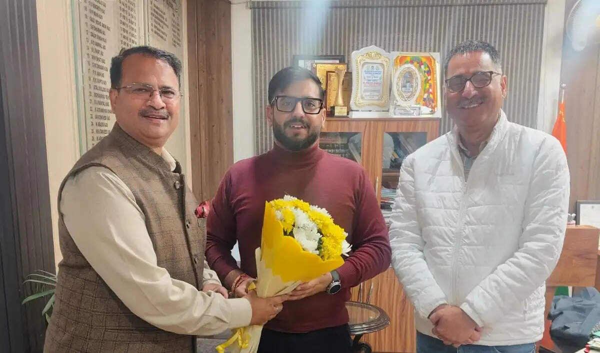 राकेश महाजन ने राजौरी प्रशासन से शिष्टाचार मुलाकात की, विकास और जन कल्याण के मुद्दों पर की चर्चा