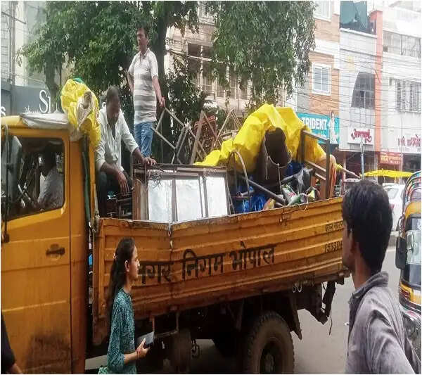 भोपाल में निगम का अतिक्रमण हटाओ अभियान जारी, बड़ी मात्रा में सामान जब्त